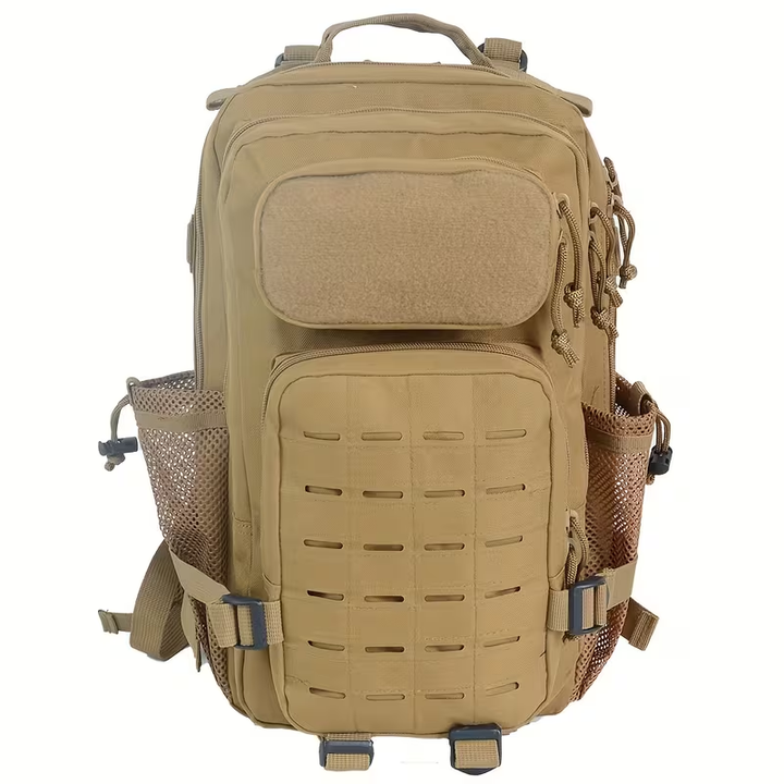 Vista frontal de la mochila coyote o caqui con dos bolsillos frontales