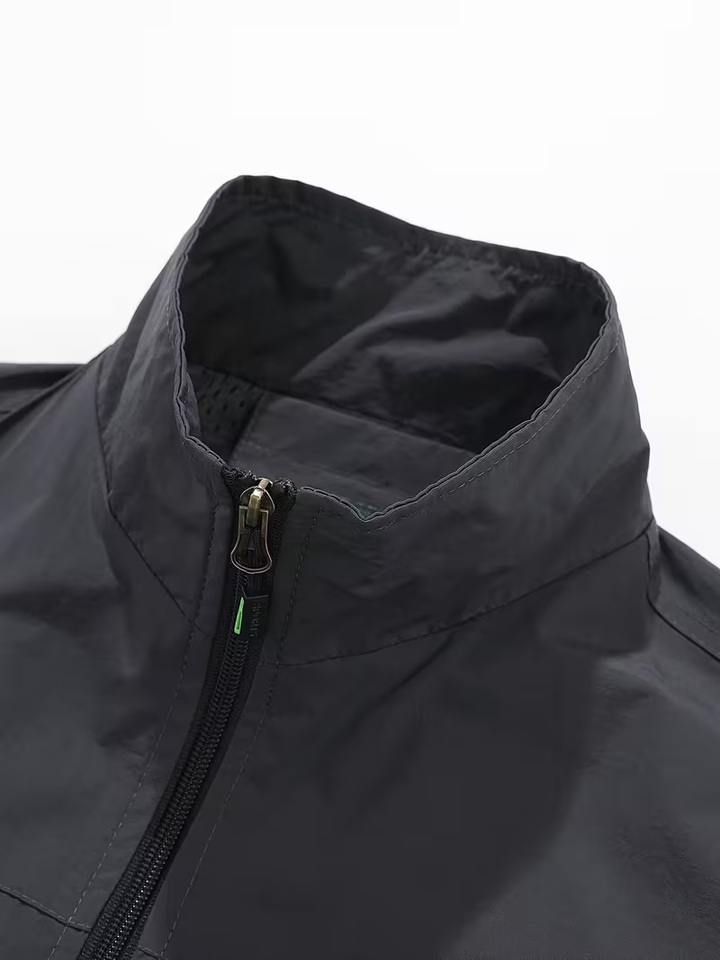 Detalle del cuello alto y cierre frontal del chaleco