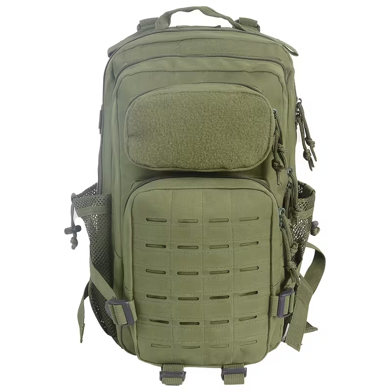 Vista frontal de la mochila verde militar de 28 L