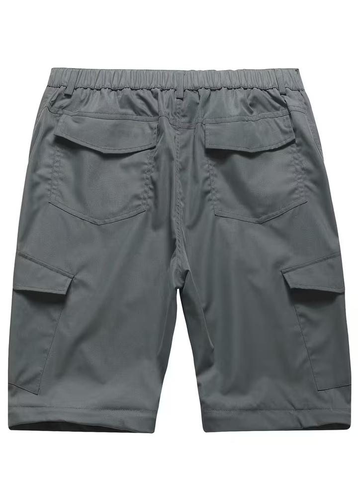 Vista posterior del pantalón gris convertido en shorts