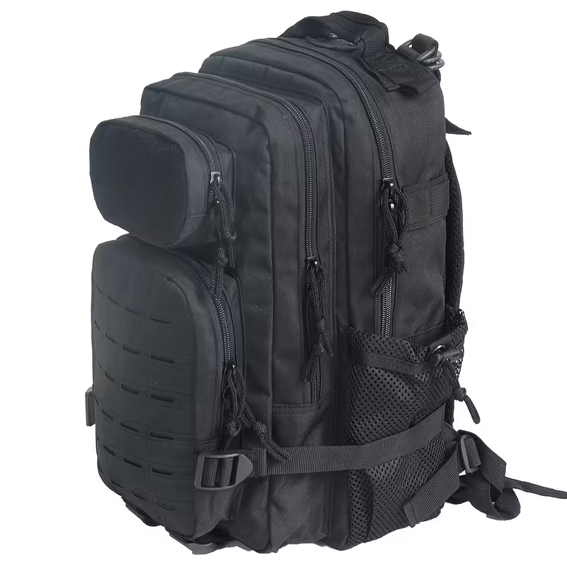 Mochila de 28 L negra, vista de tres cuartos sobre fondo blanco