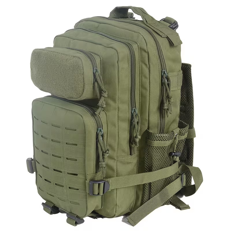 Mochila táctica de 28 L verde militar, vista de tres cuartos con bolsillos frontales y lateral de malla