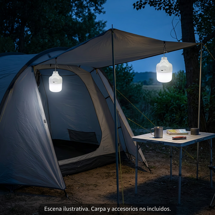 Escena ilustrativa de dos lámparas YT60S colgadas en una carpa y bajo su toldo durante el camping; carpa y accesorios no incluidos
