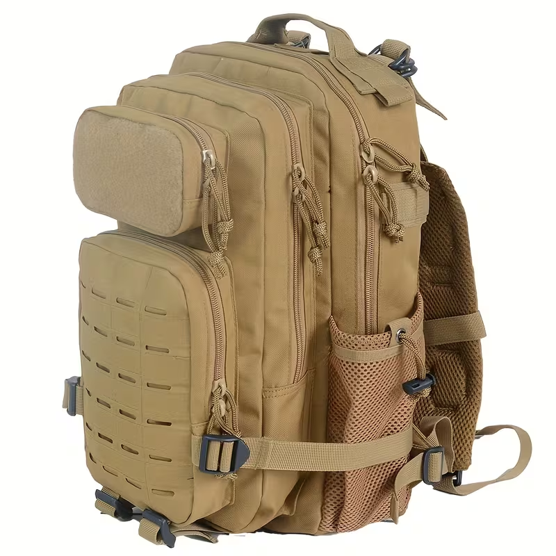 Mochila de 28 L coyote o caqui, vista de tres cuartos sobre fondo blanco