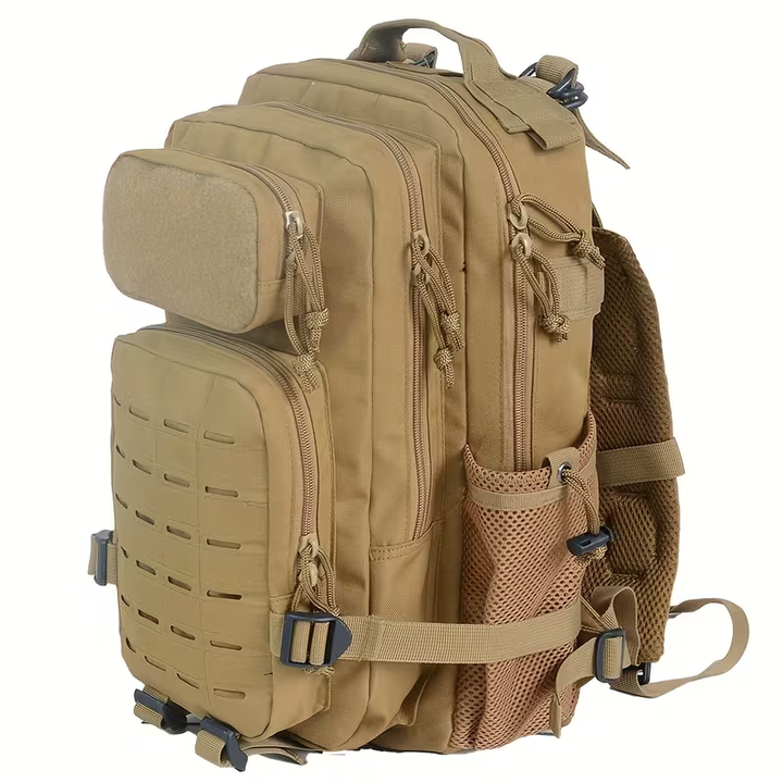 Mochila de 28 L coyote o caqui, vista de tres cuartos sobre fondo blanco