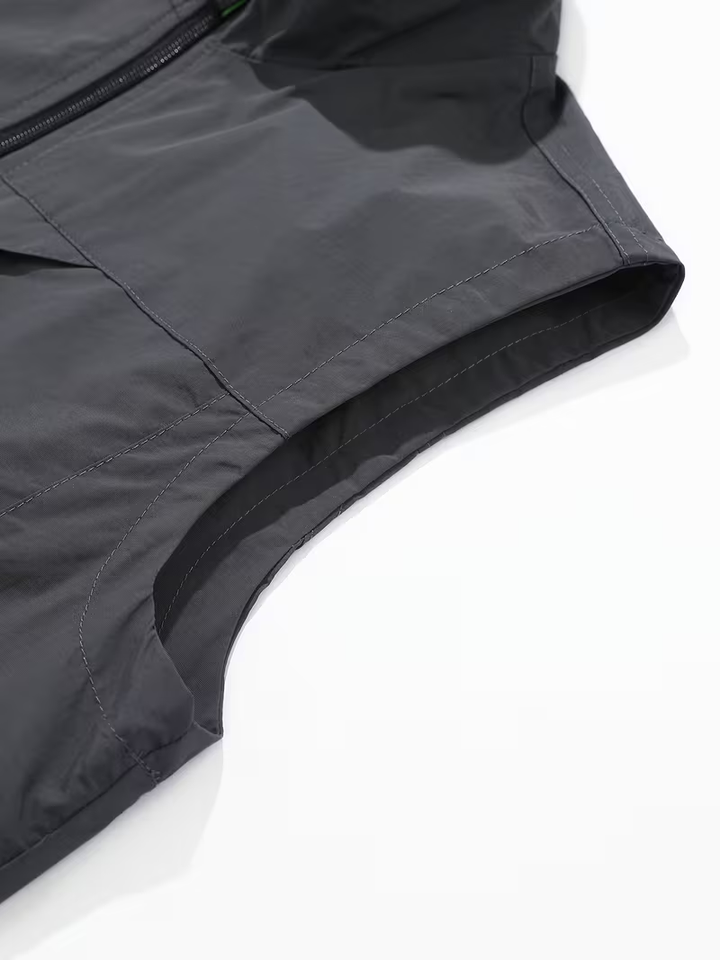Detalle de la sisa y las costuras del chaleco sin mangas