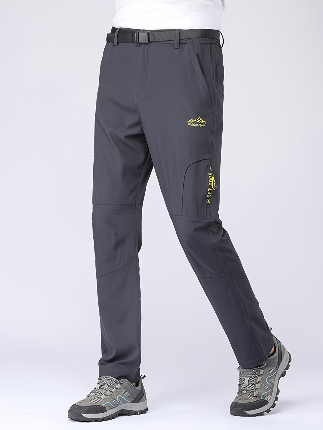 Pantalón deportivo Gris Profundo puesto, vista frontal