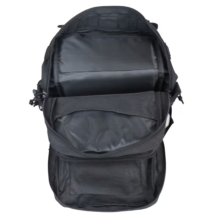 Compartimento interior abierto de la mochila negra