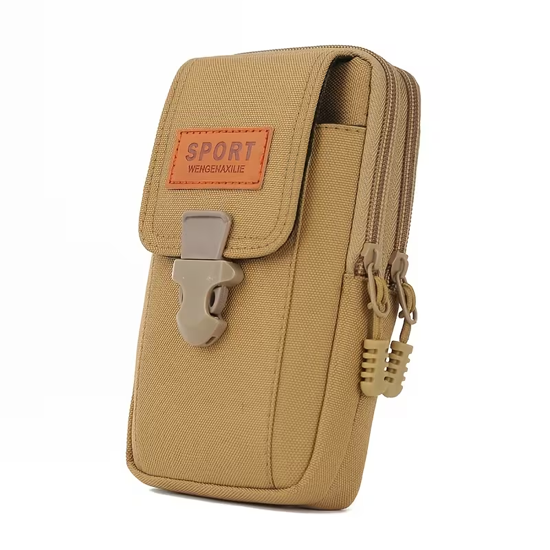 Bolso táctico caqui con bolsillo frontal de hebilla y compartimentos con cremallera sobre fondo blanco