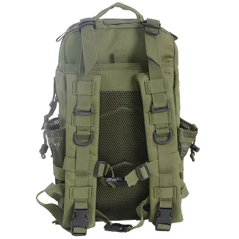 Parte posterior de la mochila verde militar con tirantes, panel de malla y correa de pecho