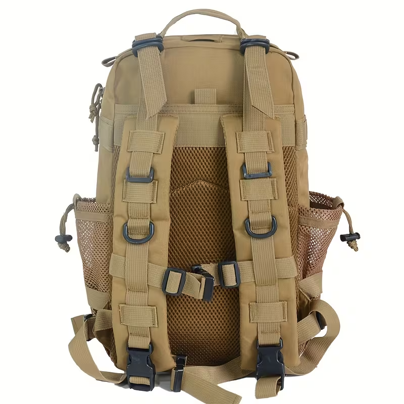 Vista posterior de la mochila coyote con tirantes ajustables y correa de pecho