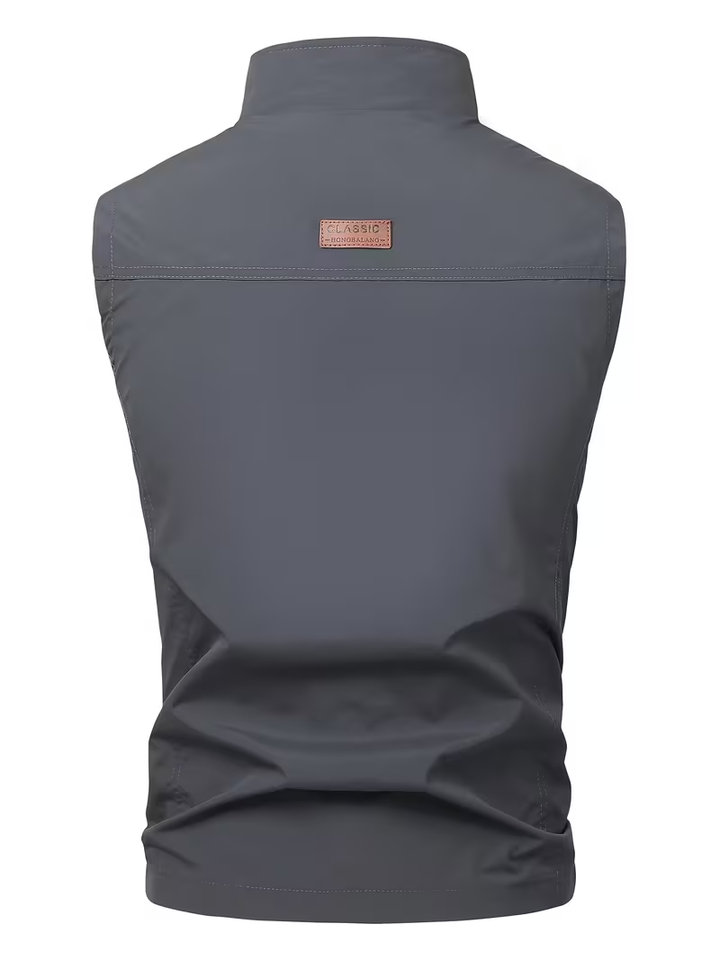 Vista posterior del chaleco gris oscuro para hombre